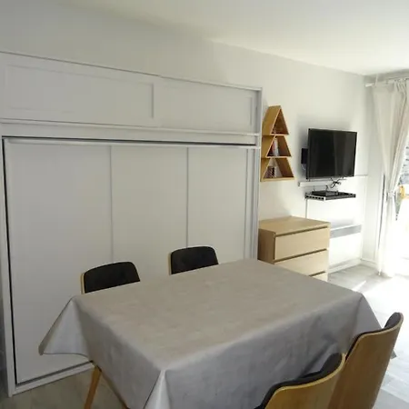 Charmant Idealement Situe A דירה קאוטרט